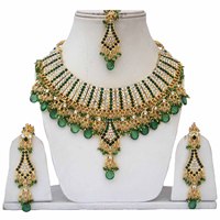 Set Perhiasan Paduan Mutiara Imitasi Berlapis Emas Bunga Trendi untuk Wanita, Kalung, Anting, dan Hiasan Kepala untuk Pertunangan, Pernikahan, dan Ulang Tahun