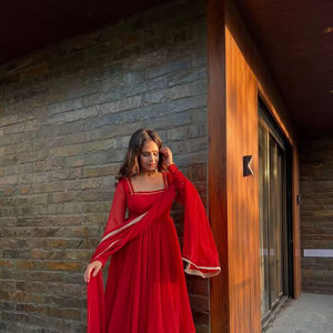 Conjunto de Vestido Anarkali Rojo con Flores, Diseño de Diseñador, Georgette con Bordado de Hilo y Lentejuelas, Anarkali y Pantalón con Dupatta - Product Image 1