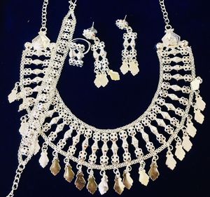 Les ensembles de bijoux de mode classiques vintage plaqués or 24 carats du fabricant indien comprennent des broches de collier en cuivre inspirées des États-Unis et de la France - Product Image 2