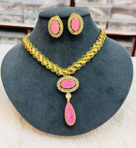 Lujoso juego de collar de piedra de doble pulido de oro Premium para mujer, perfecto para bodas, fiestas y ocasiones especiales - Product Image 3