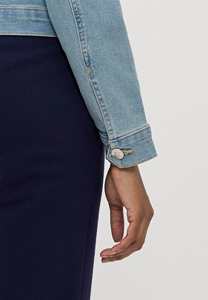 Veste en jean OEM pour femmes en denim bleu clair avec logo personnalisé en gros avec fermeture à bouton conçu pour les femmes pour un confort en toutes saisons - Product Image 5