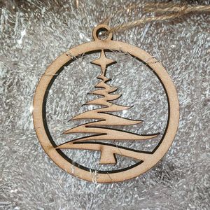 Ornements suspendus de Noël en bois pour la décoration de vacances avec une finition vintage et des détails faits à la main - Product Image 5