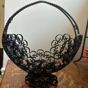 Panier à fruits en métal durable conçu pour un rangement pratique en cuisine avec un cadre solide et une forme fonctionnelle - Product Image 1