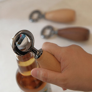 Abrebotellas de madera hecho a mano de calidad y seguro 100% hecho de madera de castaño y nogal resistente - Product Image 2