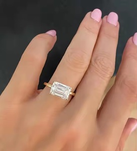 Delicado anillo de compromiso de solitario de diamante de corte esmeralda cultivado en laboratorio de 2 quilates, promesa nupcial clásica, joyería fina para fiesta de boda - Product Image 1