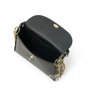 Bolso de mano italiano hecho a mano con cuero genuino, emblema de abeja y correa de cadena - Product Image 3