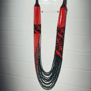 Collar de cuentas hecho a mano con patrón tribal rojo y negro, joyería étnica larga, moda artesanal para mujer, regalo tradicional - Product Image 1