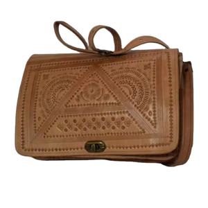 Bolso cruzado tallado de cuero genuino - Product Image 1