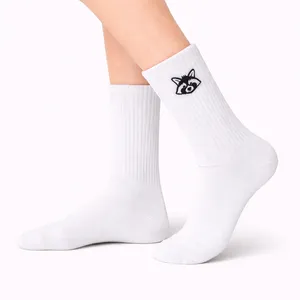 Calcetines de Spandex Blancos para Hombre, Estilo Diario, con Patrón de Mapache Bordado, Logotipo Impreso Digitalmente en el Puño y la Parte Inferior - Product Image 1