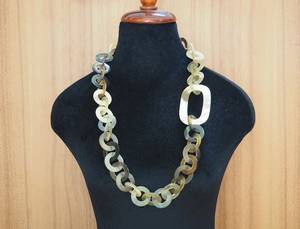 Collier pendentif en corne Corne de buffle Étanche Design moderne MN EXPORTS Collier croissant Look poli et élégant - Product Image 3