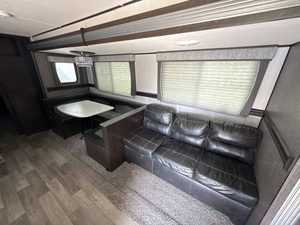 Remolque de caravana para acampar Heartland Pioneer DS320 usado de 2021 - Product Image 4