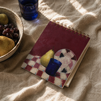 Carnet à spirale LABON personnalisé, couverture bordeaux, reliure dorée, journal artistique motif poire bleue