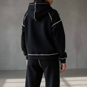 Ensemble de survêtement pour femme en coton lourd personnalisé, style streetwear, coupe ajustée, haut court, deux pièces, noir avec surpiqûres blanches contrastées - Product Image 2