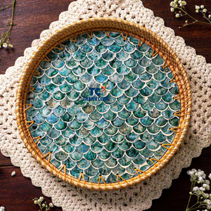 BANDEJAS DE MADRE DE PERLA Hechas a mano con borde de ratán natural para decoración del hogar de lujo y presentación de comedor - Product Image 1