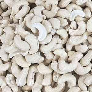 Nueces de Anacardo Crudas de Alta Calidad de Vietnam, Grados W240/W320, Bolsas de 22.68 kg por SANTIGO - Product Image 1