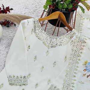 Top de diseñador bordado con Secuencia de seda de Chinon con pantalón y estampado digital Dupatta Heavy Designer Wedding Work Top & Pant Dupatta - Product Image 1