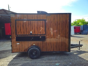 Remorque alimentaire commerciale sur mesure de 7' x 12' en bois grainé avec des caractéristiques résistantes à la rouille pour la vente de collations en plein air - Product Image 2