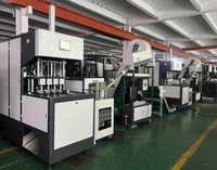 Machine de soufflage de bouteilles PET semi-automatique à 4 cavités contrôlée par PLC avec roulement de moteur pour bouteilles d'eau en plastique à petite échelle