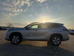 Toyota Highlander L 2023 d'occasion en excellent état - Product Image 3