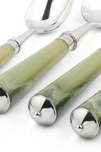 Ensemble de couverts en acier inoxydable tendance avec poignée verte de luxe, parfait pour l'argenterie et les repas élégants - Product Image 2