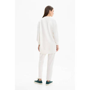 สเวตเชิ้ตผ้าถักโอเวอร์ไซส์สีขาวนวลพร้อมกระดุมสแนปด้านหน้า - Product Image 4