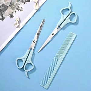 Ciseaux de barbier de style classique avec manche en plastique offrant une performance durable et une action de coupe fluide - Product Image 3