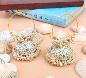 Elegantes pendientes blancos Meenakari Jhumki de alta calidad hechos a mano esmalte arte motivos florales ideales para bodas y ropa tradicional - Product Image 2