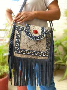 Bolso de Mano de Cuero Auténtico con Flecos de Piel, Bolso de Cuero Elegante con Pelo, Estilo Bohemio, Hecho a Mano en India - Product Image 3