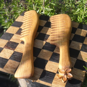 FITNESS Peigne à cheveux à manche en bois fait à la main pour une utilisation en salon de l'Inde Peigne en bois en gros pour un usage commercial à vendre en - Product Image 1