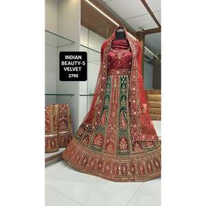 Velours Lehenga Choli le plus vendu pour les occasions indiennes et pakistanaises festives brodées avec des détails perlés de travail de fil d'Inde - Product Image 2
