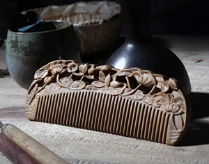 Peine de Bambú Ecológico Hecho a Mano con Dientes Finos, Color Negro, Marca Tayyab, para Uso en el Hogar y Salón de Belleza - Product Image 1