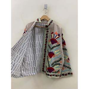 Veste de printemps chic en coton gris pierre brodée à la main d'inspiration Suzani, motif floral, style tissu fini symétrique de jardin - Product Image 2