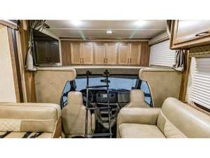 Autocaravana de lujo usada Gulf Stream Conquest 6310 gris para viajes familiares, con emisiones Euro 5, capacidad para 4-6 personas, un dormitorio. - Product Image 4