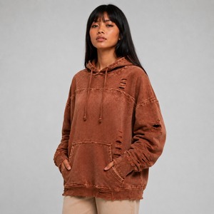 Sudadera con capucha para mujer con efecto desgastado, degradado artístico y acabado con estilo vintage, diseñada para colecciones de streetwear de moda y moda diaria. - Product Image 4