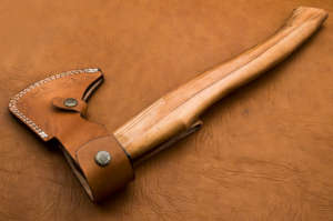 Hache Viking artisanale en acier à haute teneur en carbone, manche en bois de rose, étui en cuir, personnalisable, 1,5 kg, multi-usages - Product Image 2