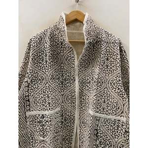 Chaqueta Bagh en Arabesque Noir para Primavera con Cuello Alto y Diseño Transpirable - Product Image 4
