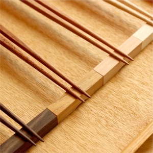 Vente en gros de repose-couverts en bois foncé écologique, accessoires de vaisselle durables, porte-baguettes pour couverts de restaurant - Product Image 2