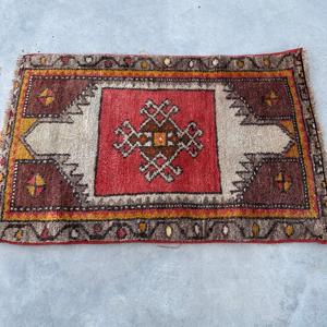 1.5x2.4 ft Turkish Rug, <b>Red</b> Floral Vintage Rug <b>Wool</b> - Product Image 3