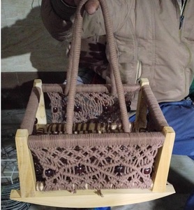 Sac à main traditionnel en coton pour dames avec intérieur spacieux et couleurs vives pour usage festif et quotidien - Product Image 3