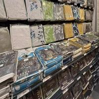 Partenaire de Sourcing Unique pour Supermarchés Thaïlandais, Magasins de Détail, Textiles de Maison, Rideaux de Douche Imprimés et Rideaux Occultants - Photos en Magasin