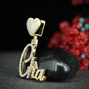 Colgante Personalizado con Nombre en Oro Amarillo Simple, con Diamante Moissanita de Corte Redondo, para Bodas, para Hombre y Mujer, por Phoenix Enterprise - Product Image 6