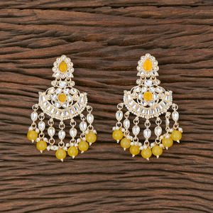 Boucle d'oreille en perles classiques Indo Western avec placage à l'or 110081 grossistes de bijoux faits à la main en Inde - Product Image 3