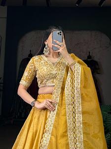 Hermoso nuevo clásico Goldie Vibes impreso hasta el suelo tafetán de seda A-Line Lehenga Choli Catedral tren para boda elegante - Product Image 3