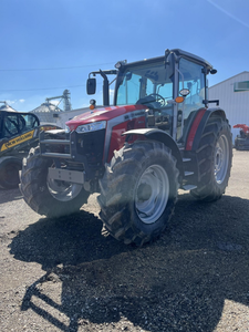 Tracteur Massey Ferguson 5M.145 4x4 avec 3 vannes hydrauliques auxiliaires arrière, cabine/climatisation/chauffage, transmission Powershift - Product Image 1