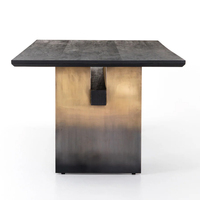 Table à manger en bois massif avec pieds de style large planche en finition laiton, pieds en acier inoxydable, motif ombré, design accrocheur