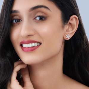 Boucles d'oreilles clous géométriques Fleur de Zircon 156054, Bijoux tendance en laiton plaqué rhodium et cuivre avec diamant et perle, pour fêtes et cadeaux - Product Image 3