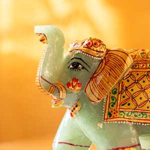Elefante de Aventurina Verde con Arte Meenakari, Diseño Estilo Feng Shui para Ocasiones de Diwali - Product Image 1