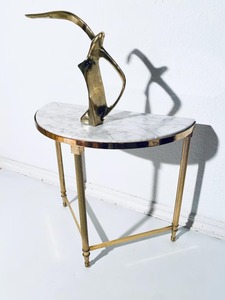 Table d'appoint ronde en laiton au design unique et moderne avec finition dorée élégante Ajout élégant aux intérieurs contemporains disponibles à la vente - Product Image 5