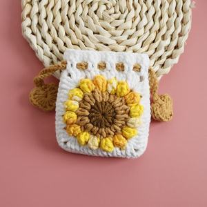 Mini sac à cordon en crochet en gaze de coton laiteux motif tournesol, accessoire de mode pour écouteurs, monnaie ou clés - Product Image 5