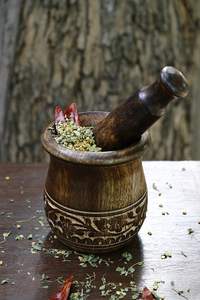 Mortero y Maja de madera tallada | Molinillo para hierbas, especias y uso en cocina, madera de mango natural grabada | Mortero hecho a mano - Product Image 4